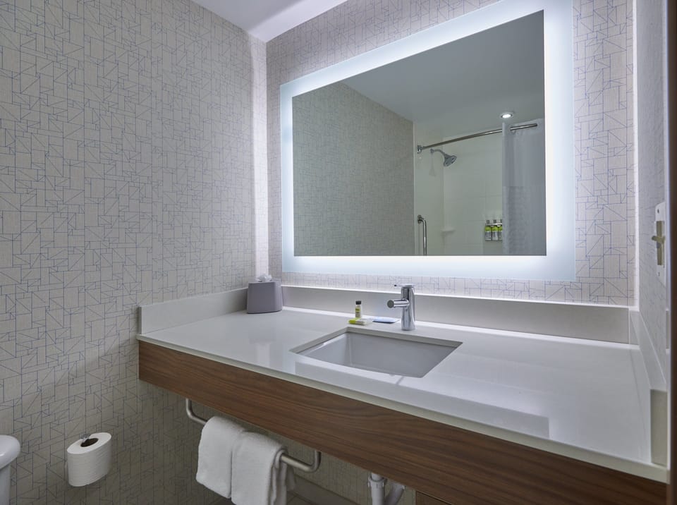 Combined shower/tub, rainfall showerhead, free toiletries, hair dryer