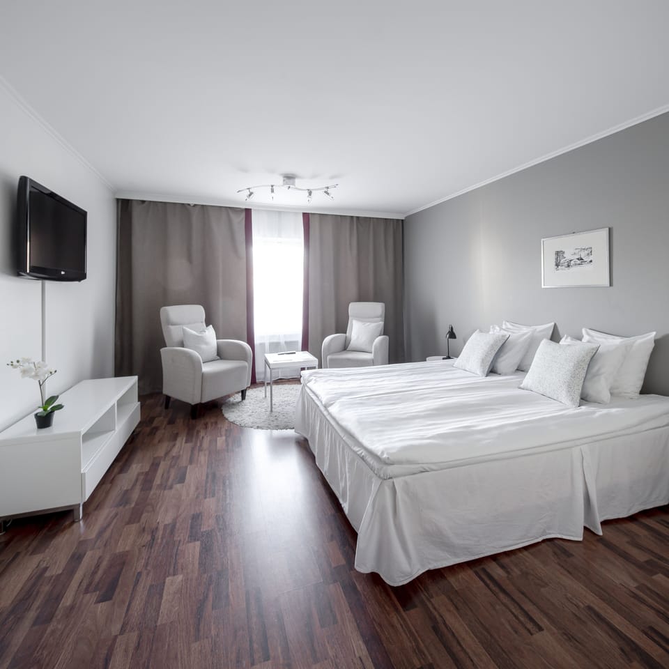 Junior Studio Suite | Blackout drapes, iron/ironing board (on request), WiFi (free)
