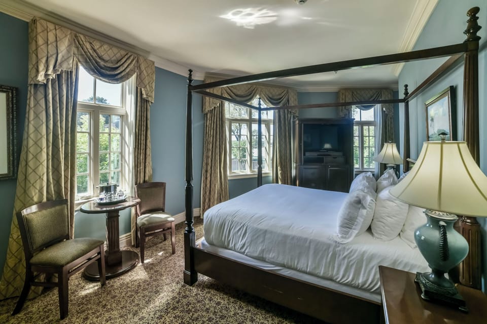 Superior Room, 1 Queen Bed | Premium bedding, in-room safe, desk, blackout drapes