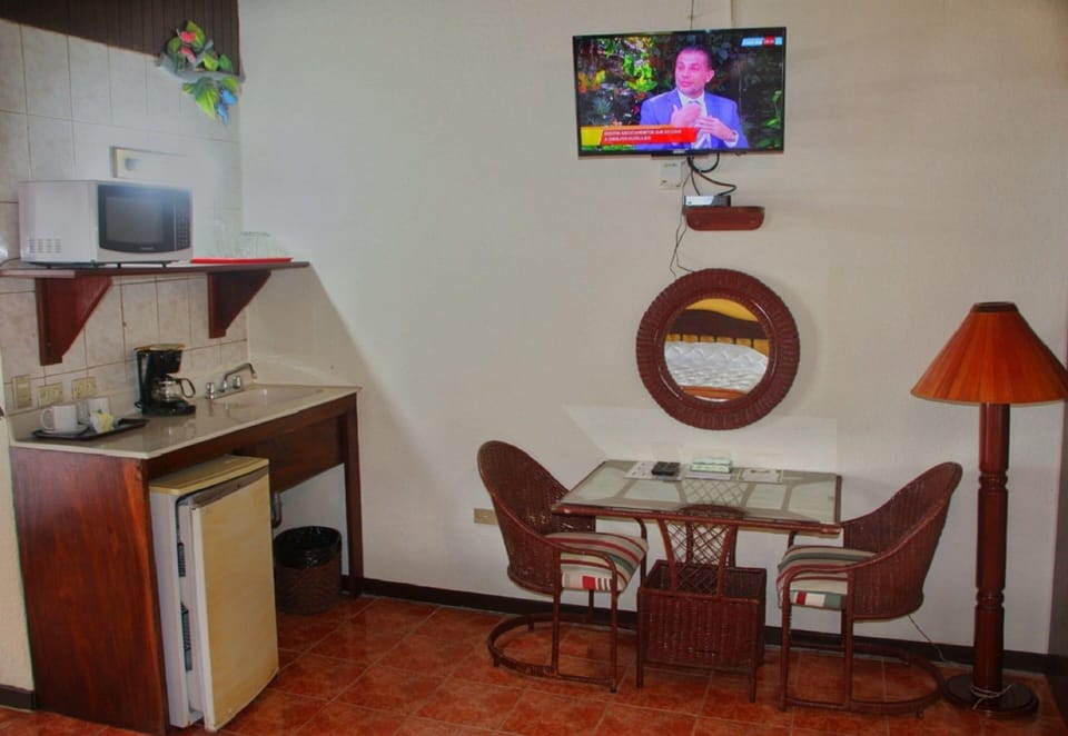 Standard Room, Kitchenette | Dining room