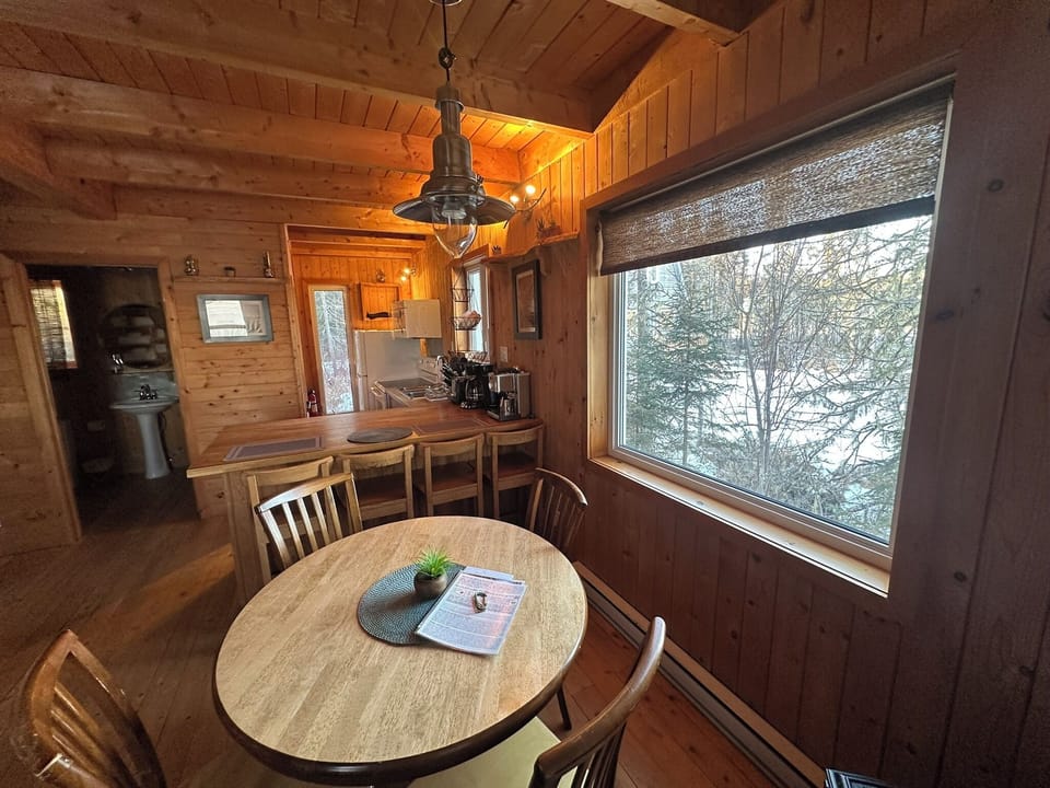 Full-size fridge, microwave, oven, coffee/tea maker