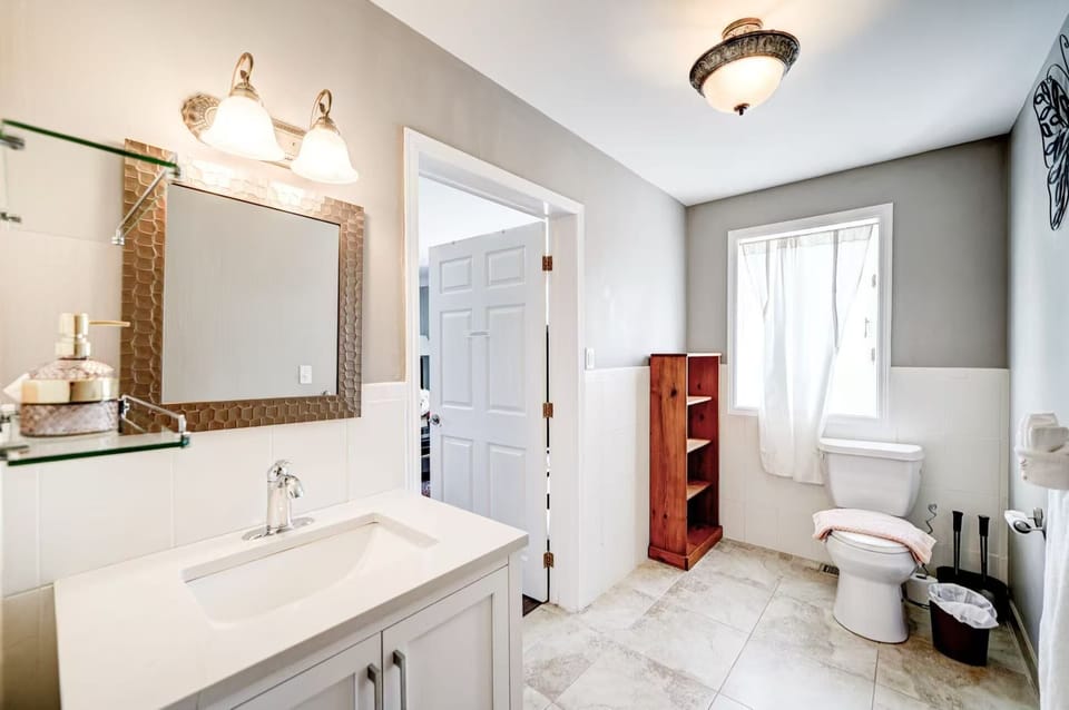 Superior Suite | Bathroom | Free toiletries, hair dryer, slippers, towels