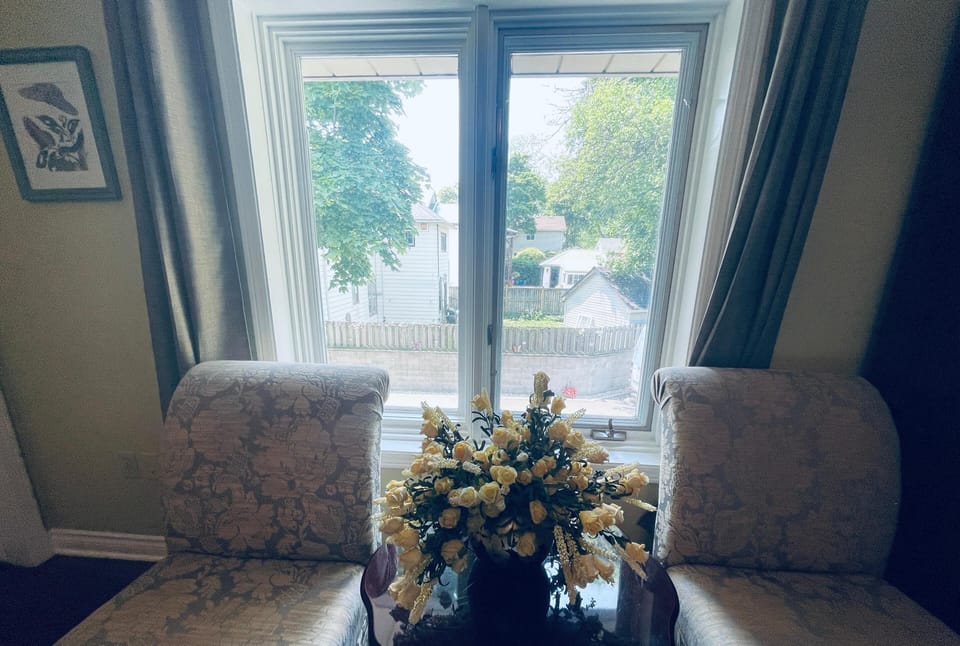 Design Room, 1 King Bed | Individually decorated, desk, free WiFi