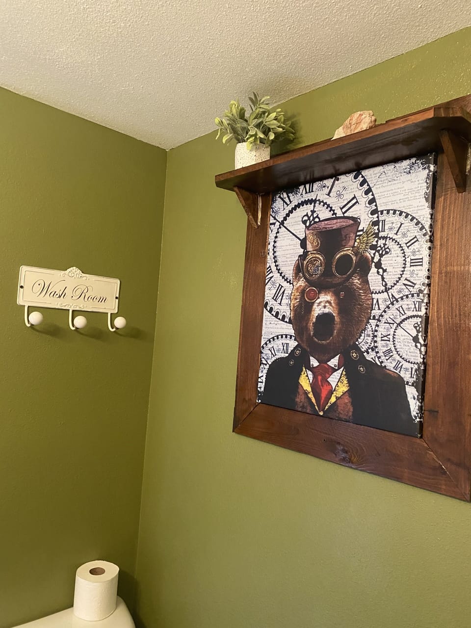 Standard Room, 1 Queen Bed | Bathroom | Free toiletries, hair dryer, towels, soap