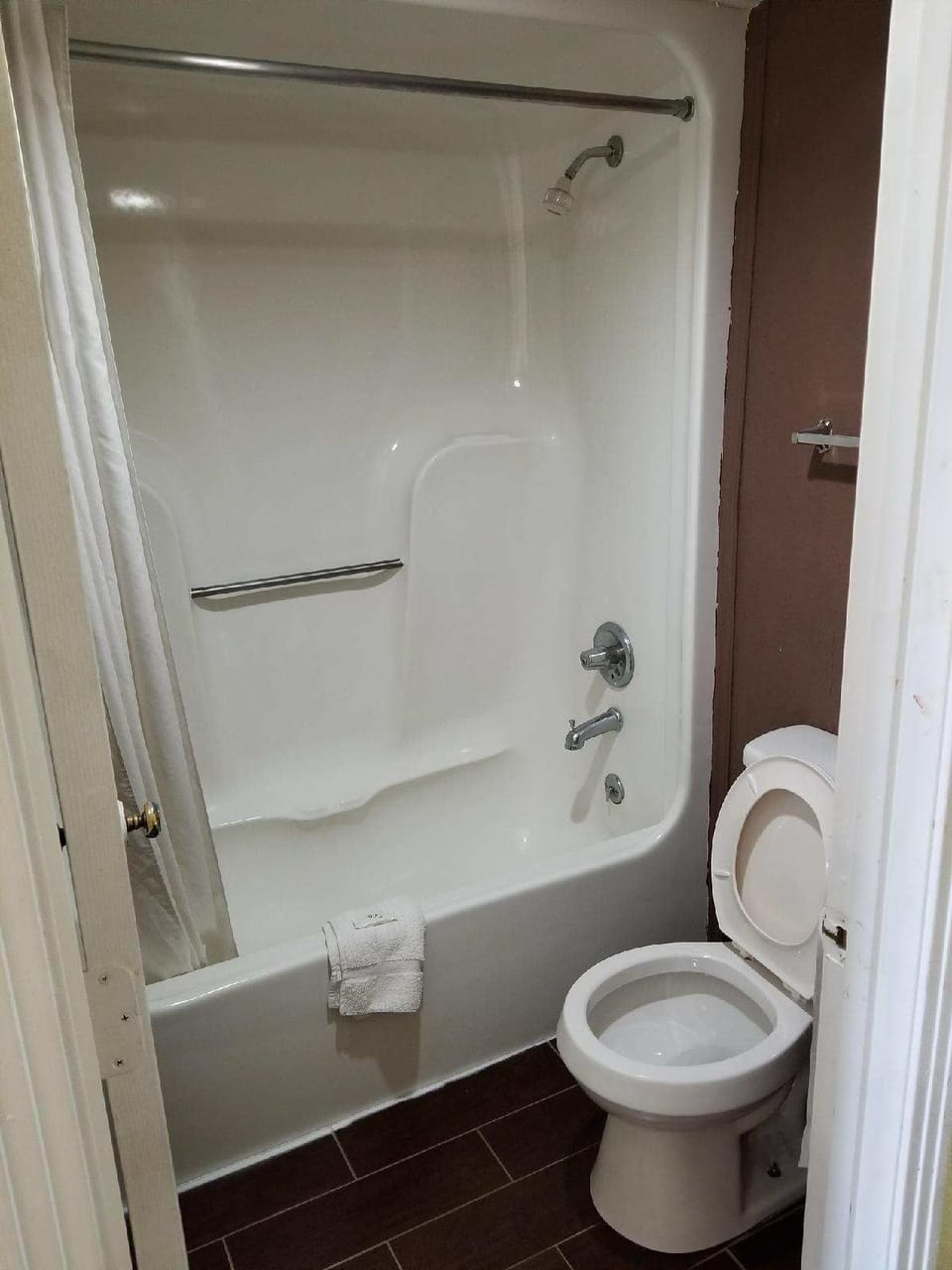 Combined shower/tub, towels