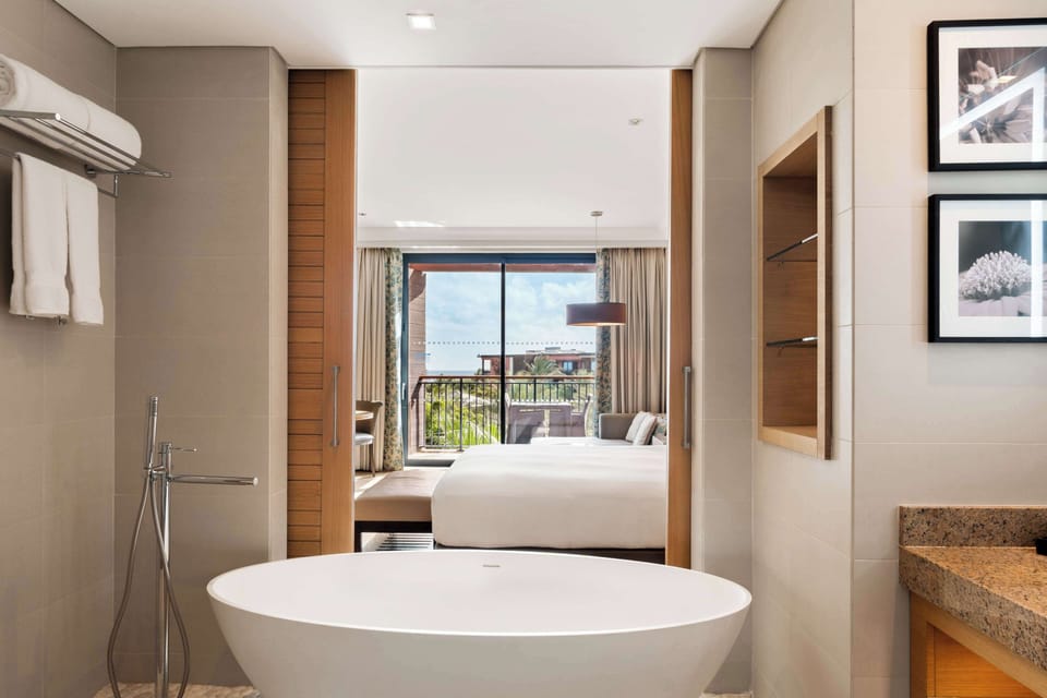 Deluxe Room, 1 King Bed | Bathroom | Free toiletries, hair dryer, towels, soap