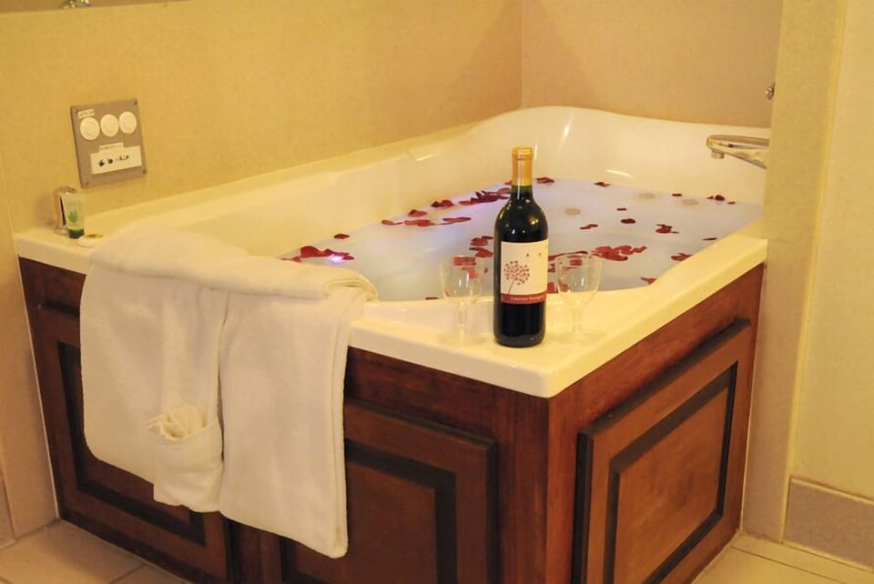 Room, 1 King Bed, Jetted Tub | Jetted tub