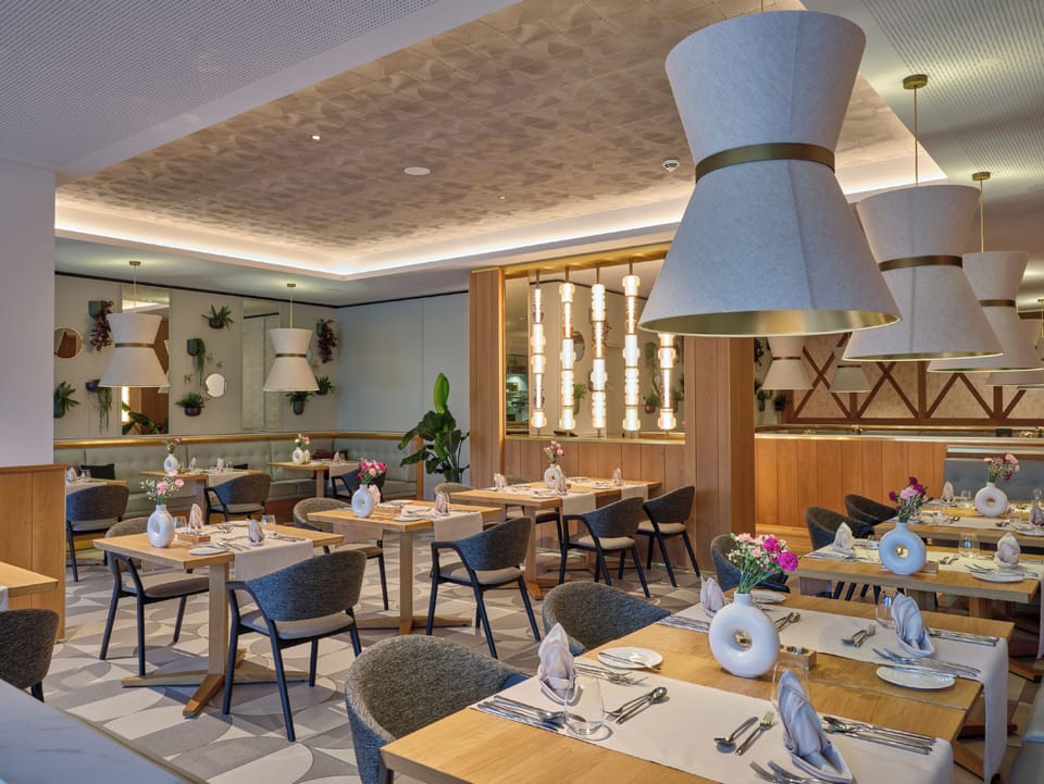 2 restaurants; breakfast, lunch, and dinner served