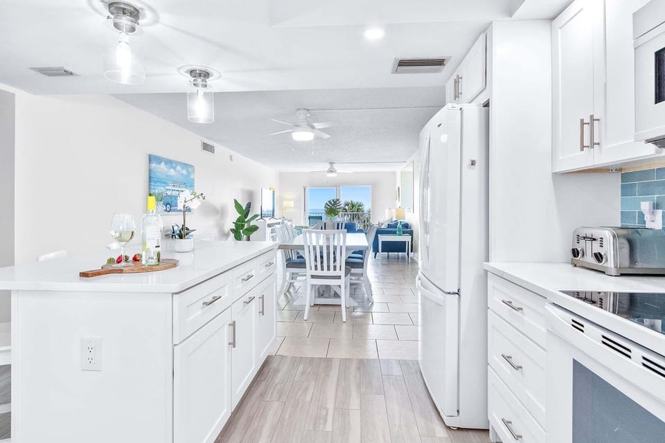 Direct Oceanfront Three-Bedroom Condo with Panoramic Views - Unit #40 | Shared kitchen facilities | Fridge, microwave, oven, coffee/tea maker
