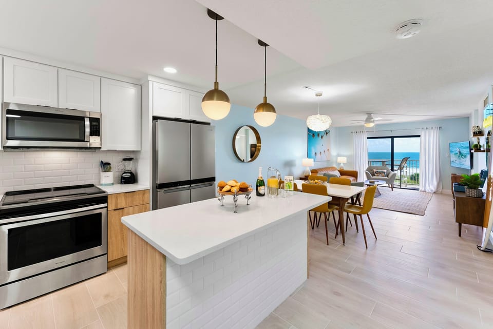 Deluxe Two-Bedroom Apartment - Direct Ocean View - Pet-Friendly - Unit #509 | Private kitchen | Fridge, microwave, oven, stovetop