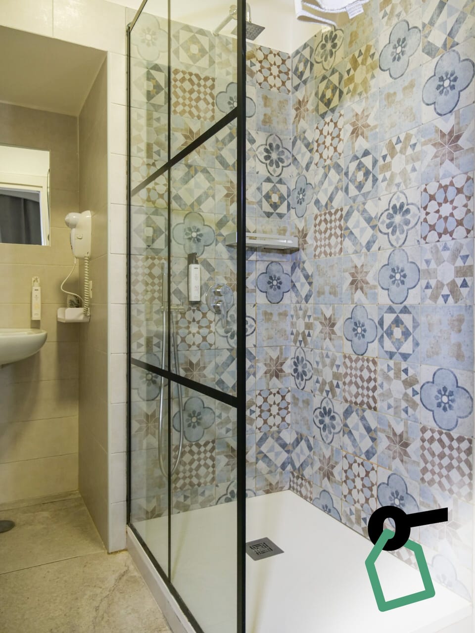 Shower, rainfall showerhead, free toiletries, hair dryer