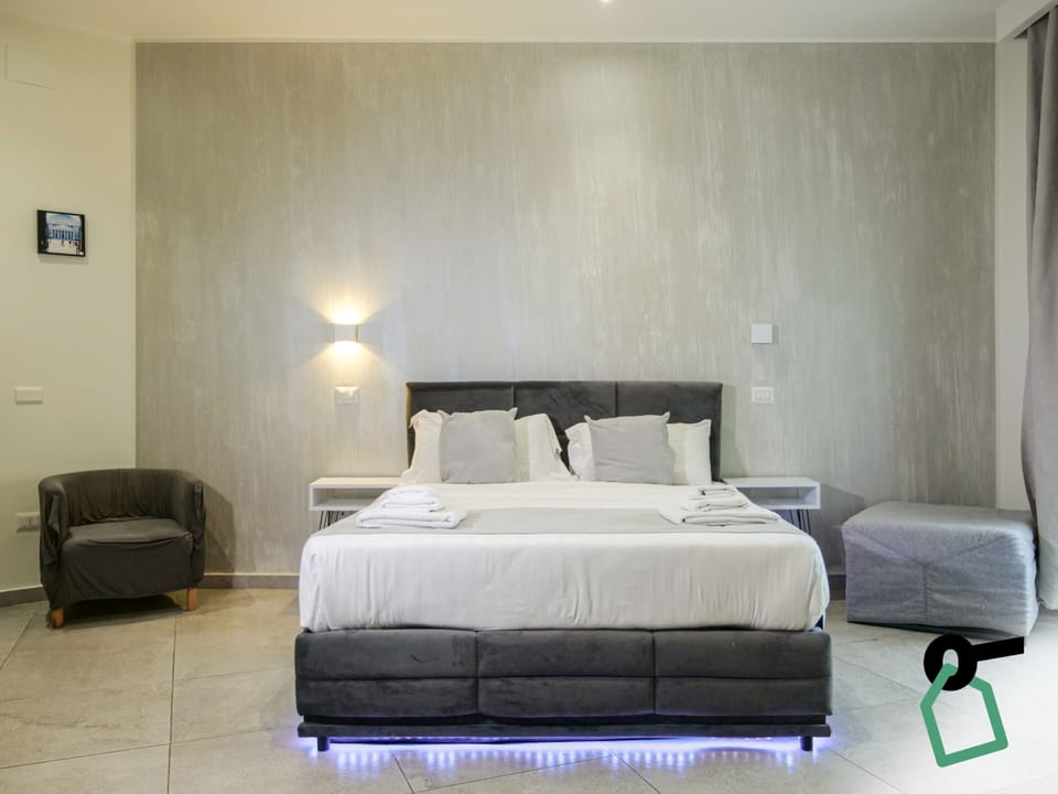 Quintuple Room | Down comforters, in-room safe, desk, laptop workspace