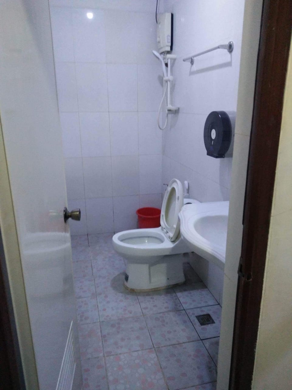 Shower, free toiletries, slippers, bidet