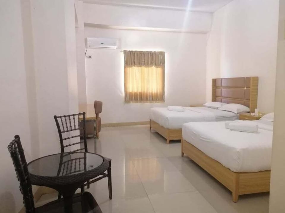 Family Room | Desk, WiFi (free), bed sheets