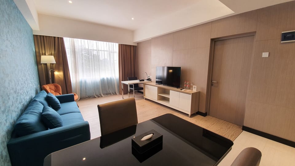 Junior Suite | Living area | 40-inch LCD TV with cable channels, TV, fireplace