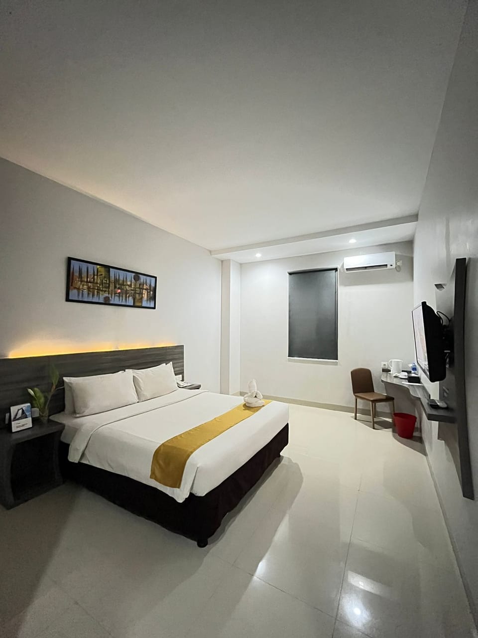 Desk, WiFi (free), bed sheets