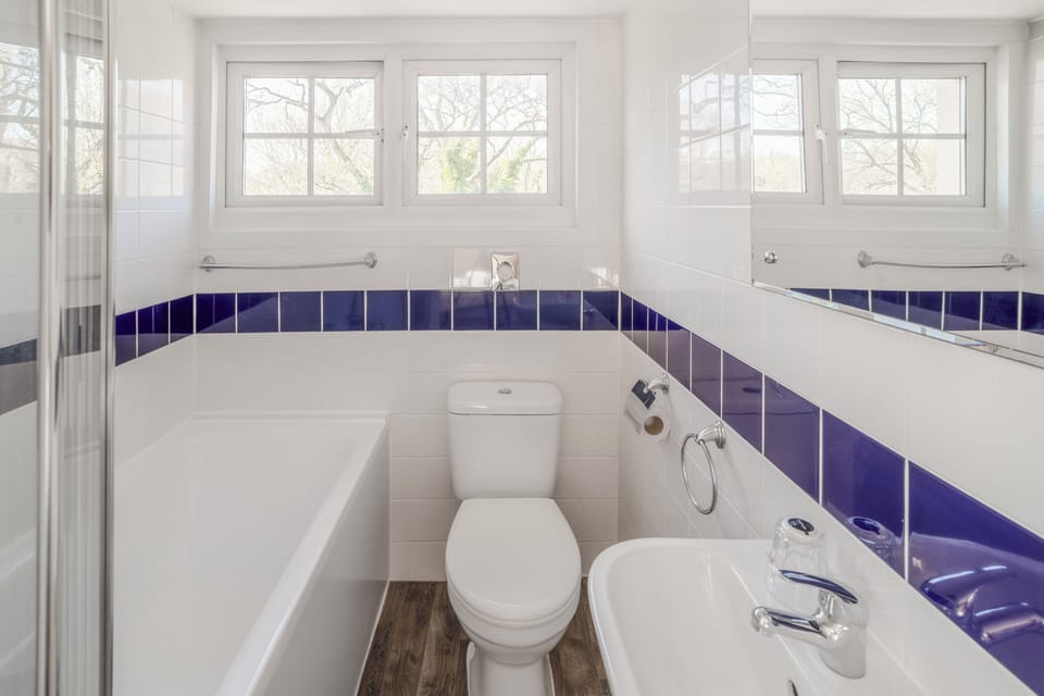 Standard Single Room | Bathroom | Combined shower/tub, free toiletries, hair dryer, towels
