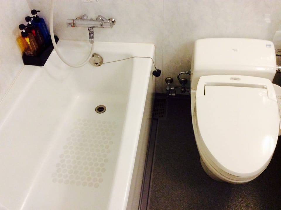 Executive Single Room, Non Smoking | Bathroom | Combined shower/tub, free toiletries, hair dryer, slippers