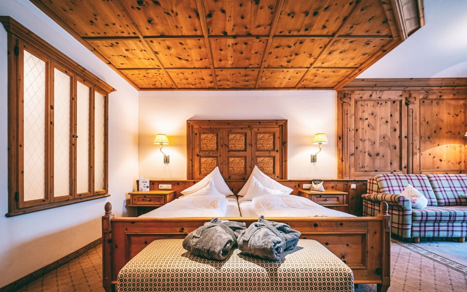 Junior Studio Suite, 1 King Bed, Balcony, Mountainside | Hypo-allergenic bedding, minibar, in-room safe, soundproofing