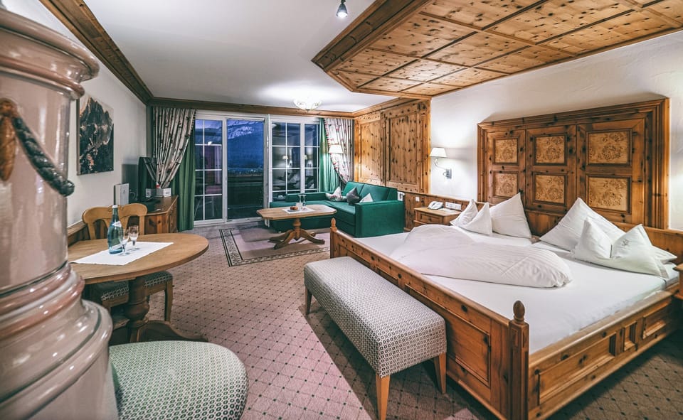 Junior Studio Suite, 1 King Bed, Balcony, Mountainside | Hypo-allergenic bedding, minibar, in-room safe, soundproofing