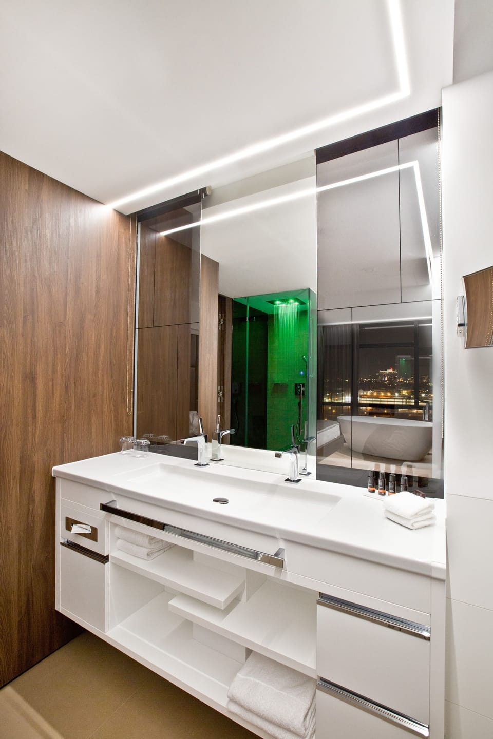 Shower, rainfall showerhead, free toiletries, hair dryer