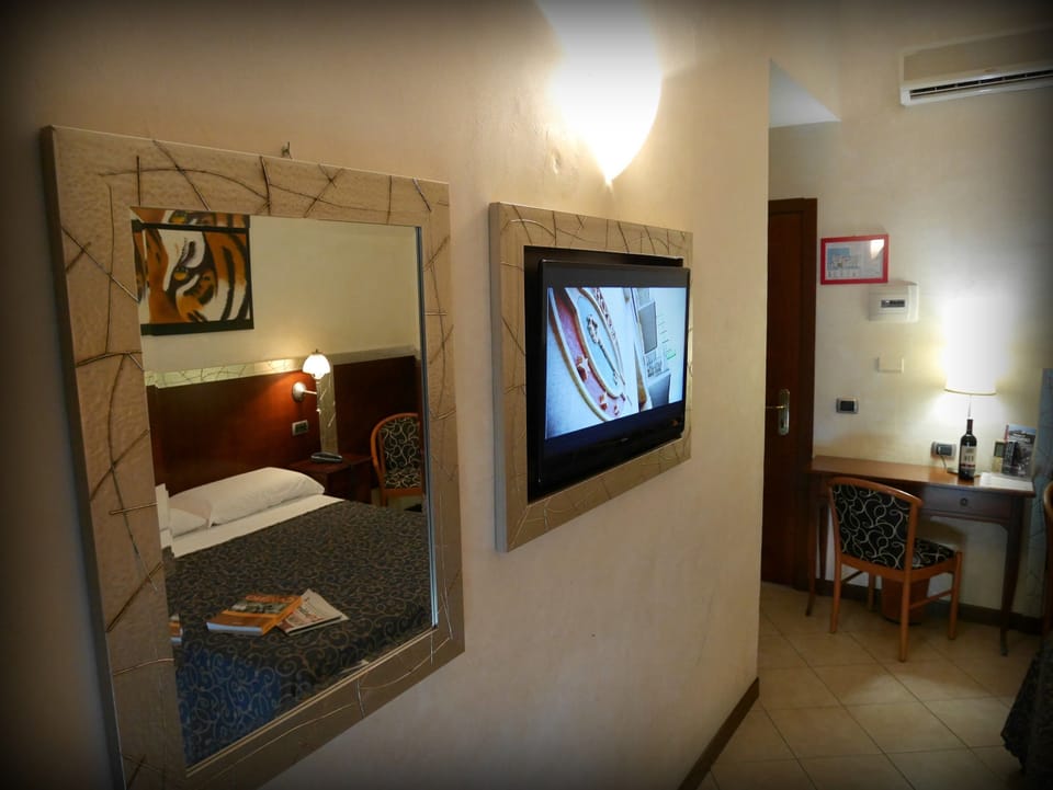 Comfort Double Room, 1 Double Bed, City View | Desk, cribs/infant beds, free WiFi, bed sheets