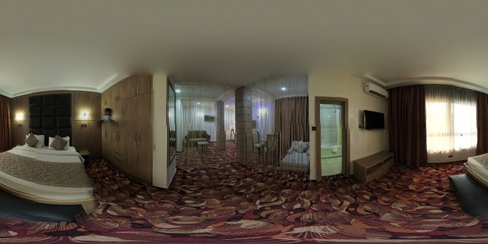 Royal Room | Premium bedding, in-room safe, desk, blackout drapes