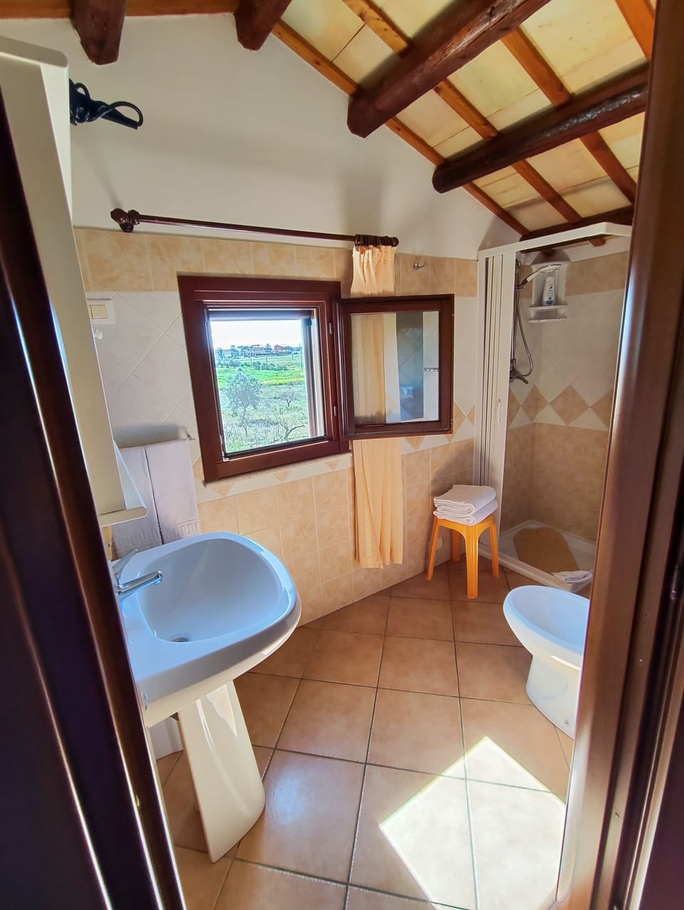 Deluxe Room | Bathroom | Shower, free toiletries, hair dryer, bathrobes