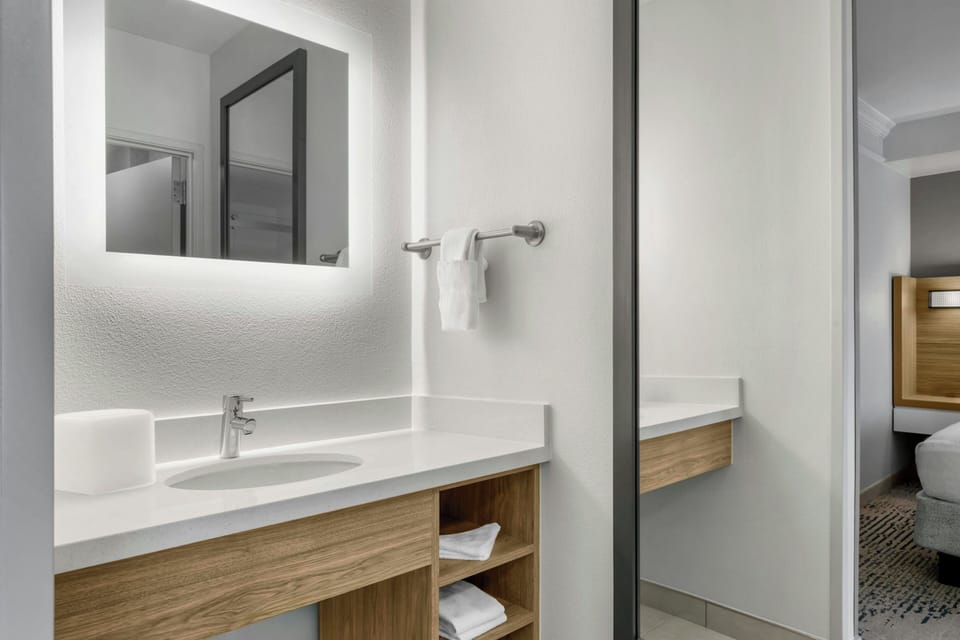Combined shower/tub, free toiletries, hair dryer, towels