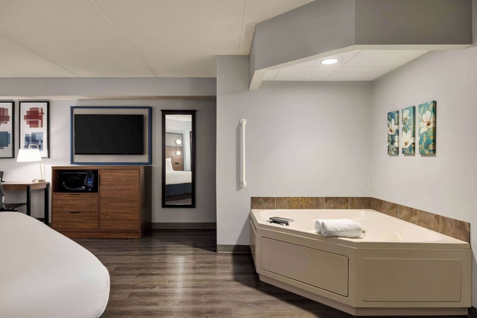 Deluxe Room, 1 King Bed | Desk, laptop workspace, blackout drapes, soundproofing