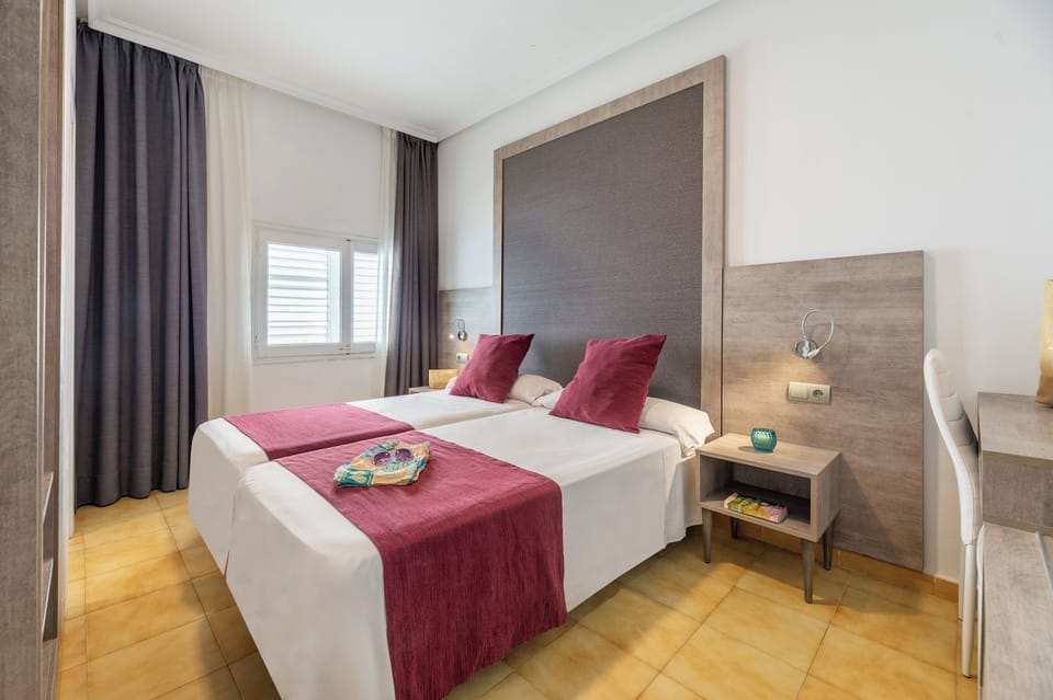 In-room safe, desk, WiFi (free)