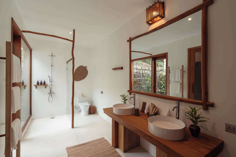 Beachfront Pool Villa | Bathroom | Separate tub and shower, hydromassage showerhead, free toiletries