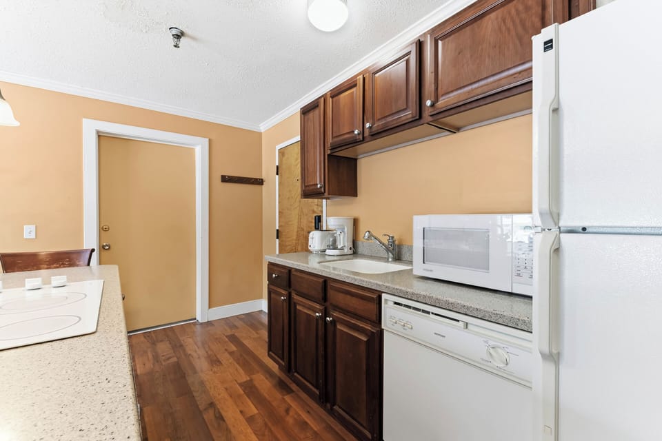 Suite, 1 Bedroom | Private kitchen | Fridge, microwave