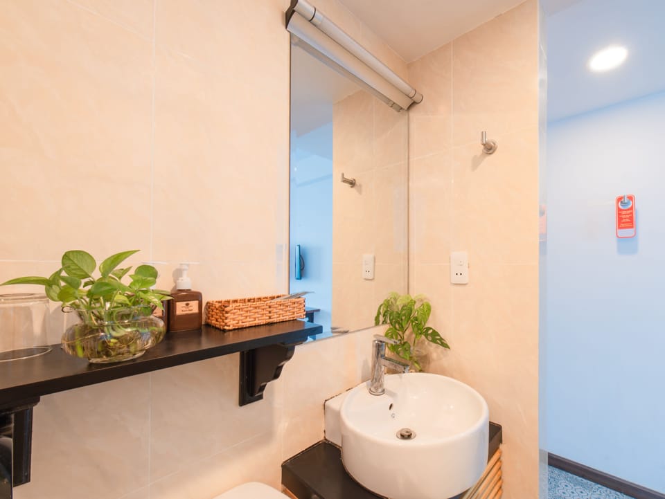 Triple Room With Sea View | Bathroom amenities | Shower, free toiletries, hair dryer, slippers