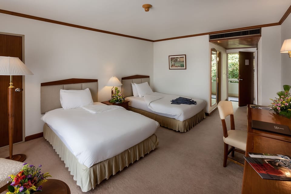 Deluxe Twin Room | In-room safe, desk, blackout drapes, rollaway beds