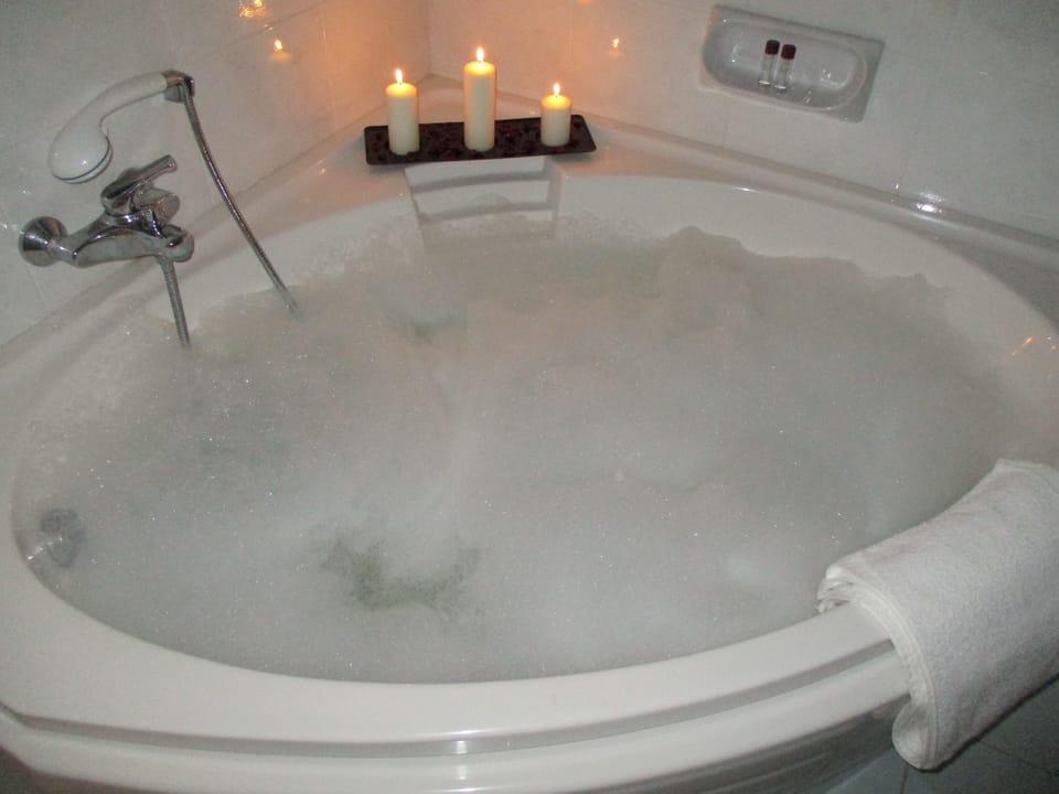 Shower, free toiletries, hair dryer, bidet