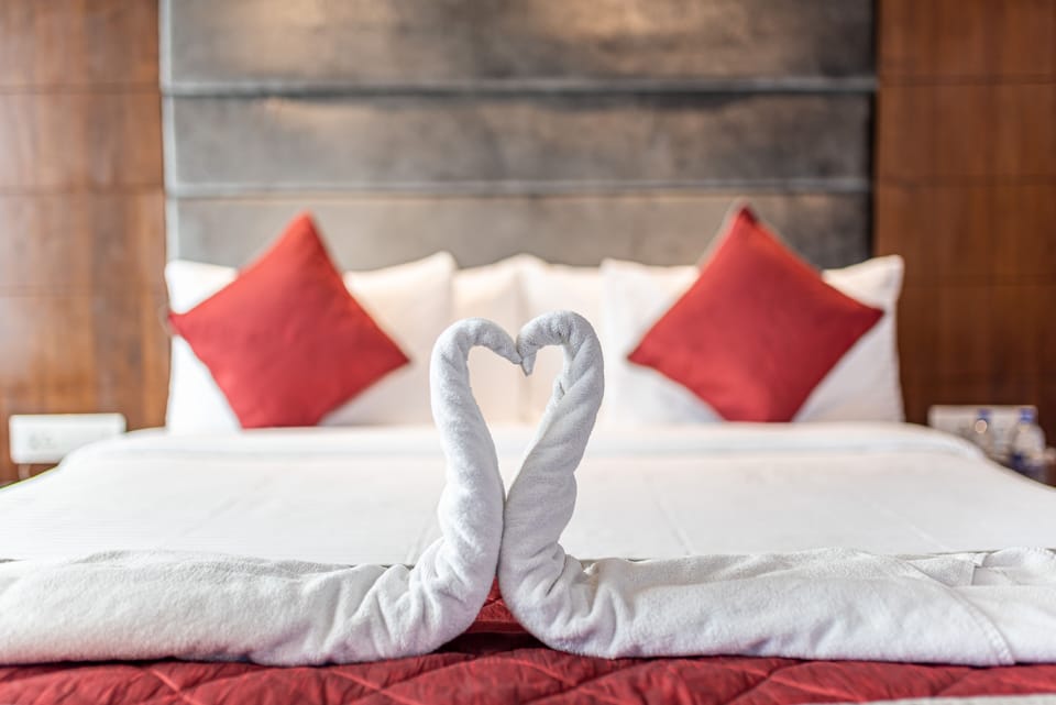 Icon Executive | Egyptian cotton sheets, premium bedding, Tempur-Pedic beds, in-room safe