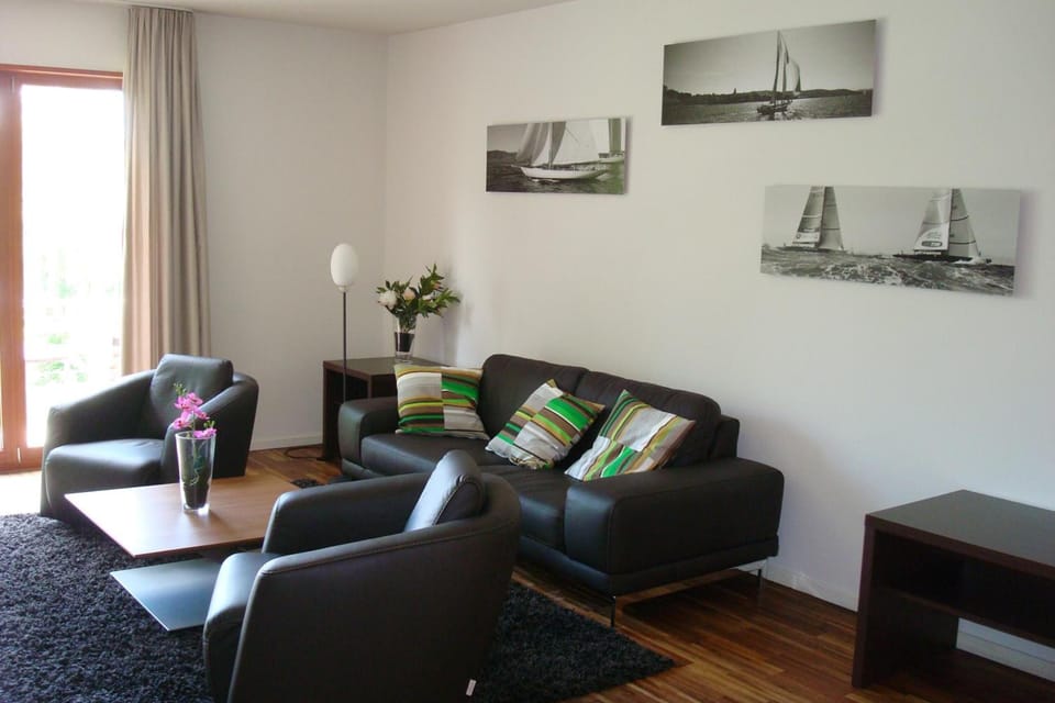 Flat-screen TV, fireplace, heated floors