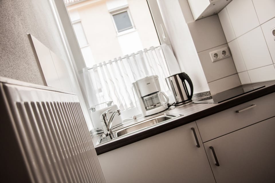 Basic Studio | Private kitchen | Stovetop, coffee/tea maker, electric kettle, cookware/dishes/utensils