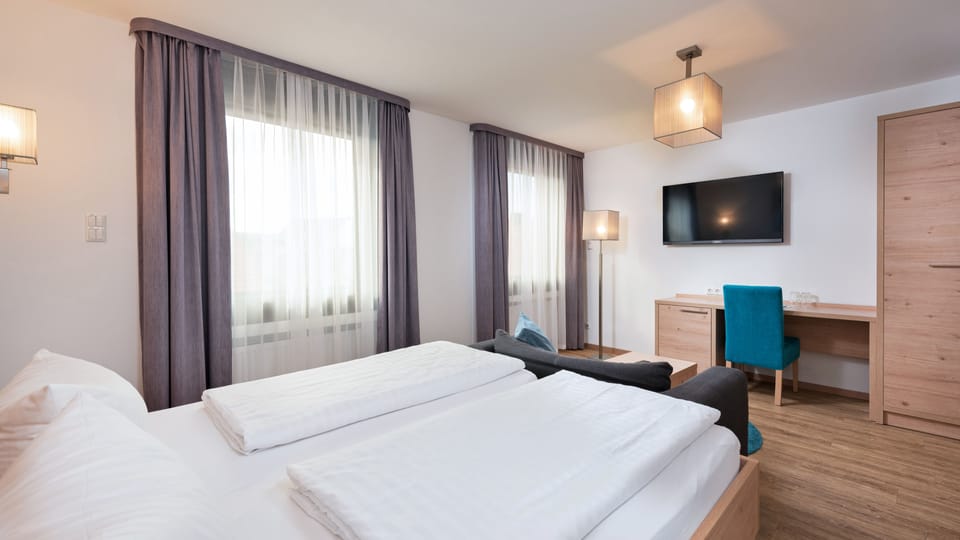 Comfort Double Room | Desk, blackout drapes, soundproofing, iron/ironing board