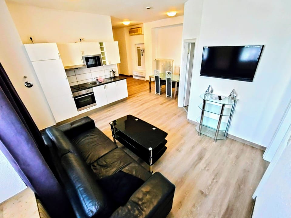 Classic Triple Room | Living area | Flat-screen TV