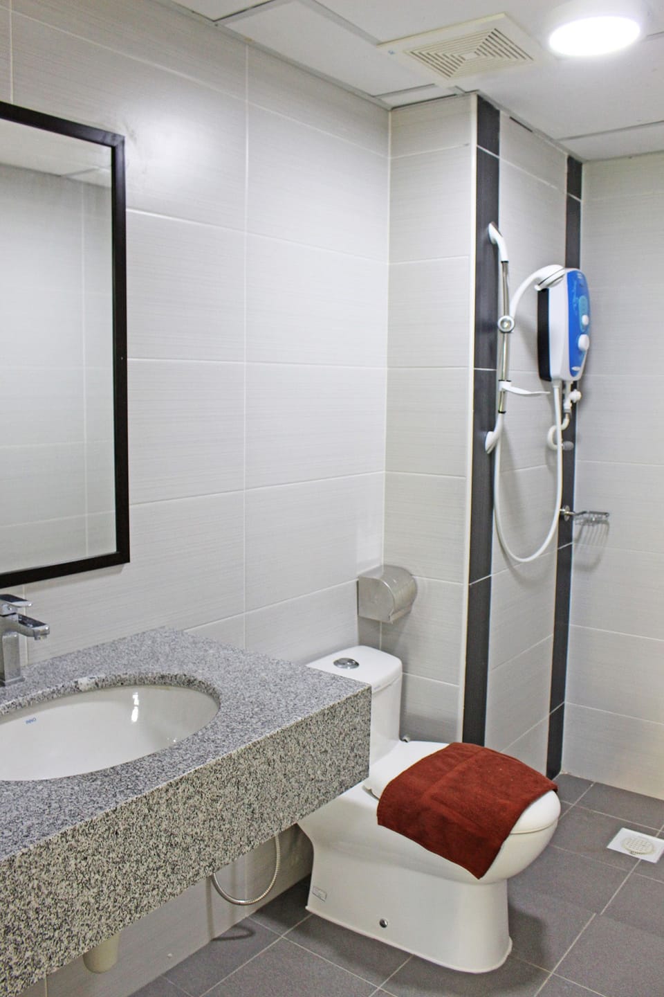 Shower, free toiletries, hair dryer, bidet