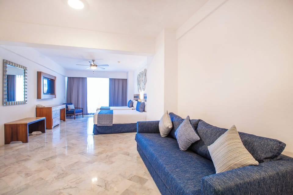Superior con Balcón | Living area | Plasma TV