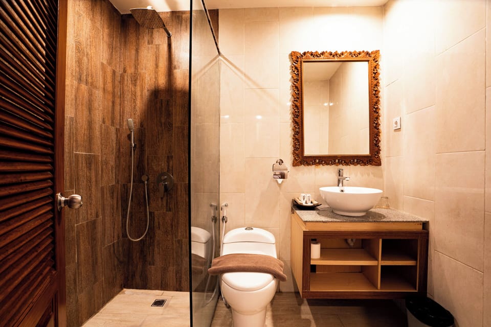 Deluxe Room, Pool View | Bathroom | Shower, free toiletries, hair dryer, bidet