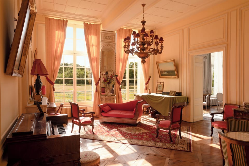Deluxe Suite | Premium bedding, desk, free WiFi