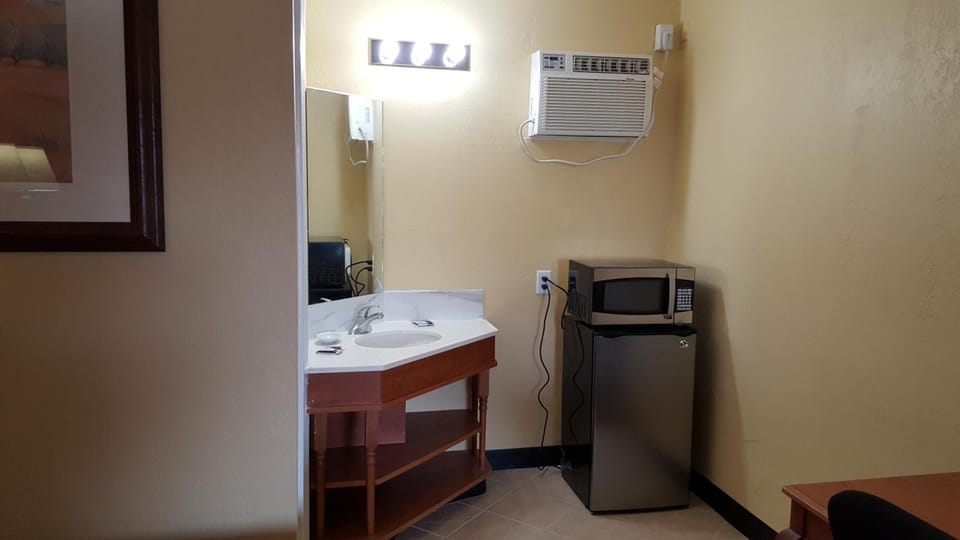 Combined shower/tub, hair dryer, towels