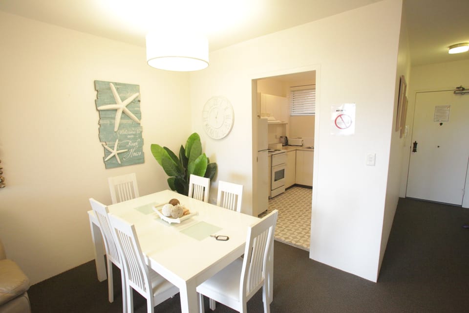 Family Apartment, 2 Bedrooms | In-room dining
