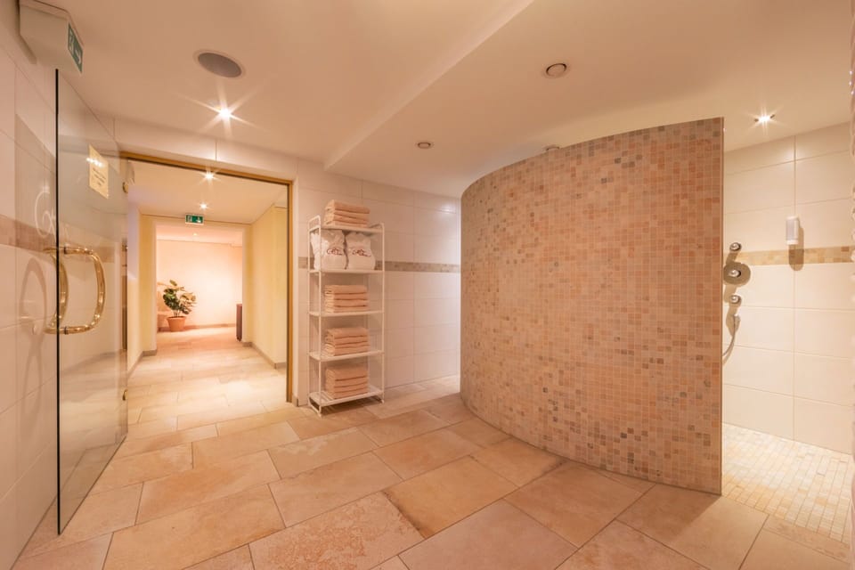 Indoor spa tub