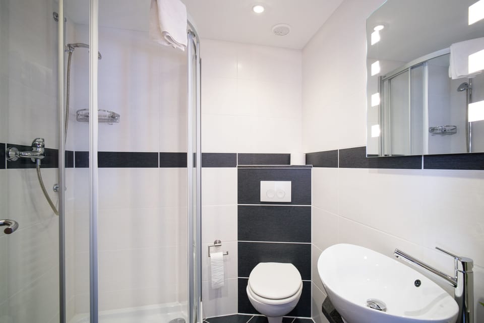 Twin Room | Bathroom | Shower, free toiletries, hair dryer, towels