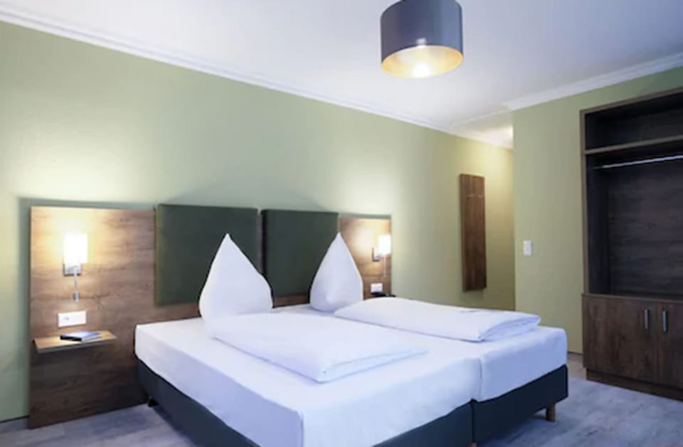 Economy Twin Room, 1 Bedroom, Non Smoking | Hypo-allergenic bedding, desk, laptop workspace, blackout drapes